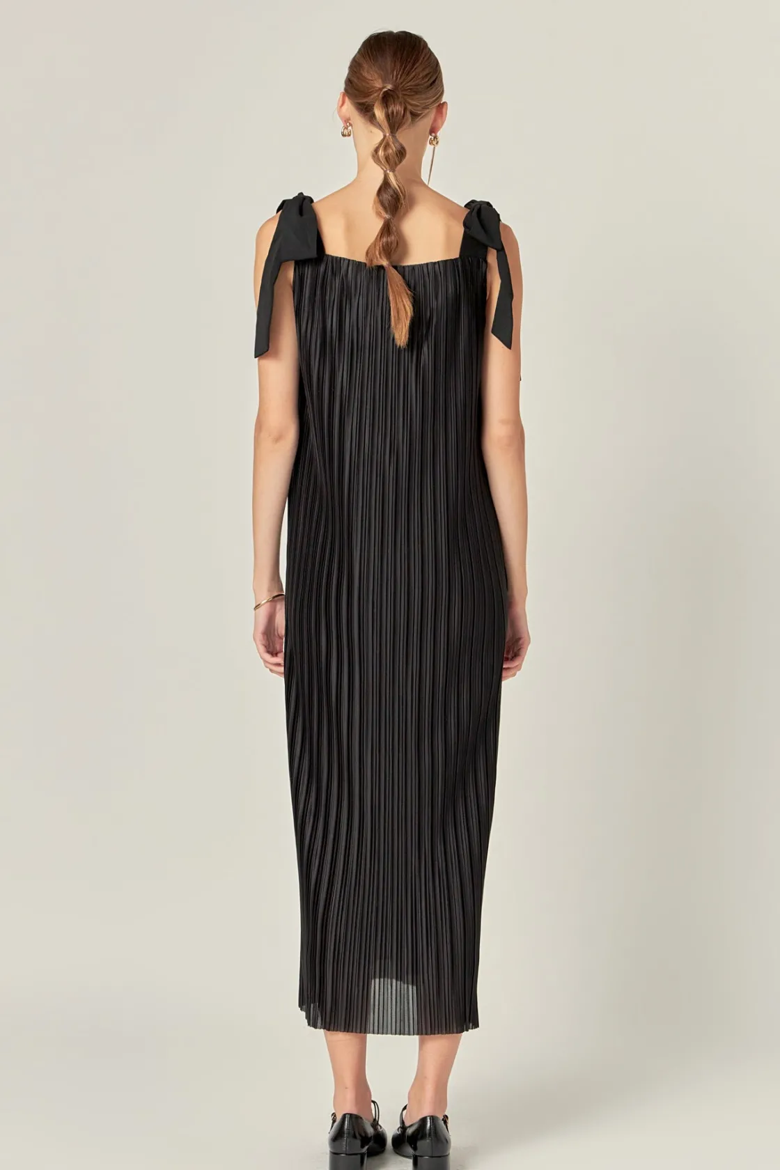 english_factory__bow_deta_2-2.webp ENGLISH FACTORY Tops*- Bow Detailed Pleated Maxi Dress BLACK