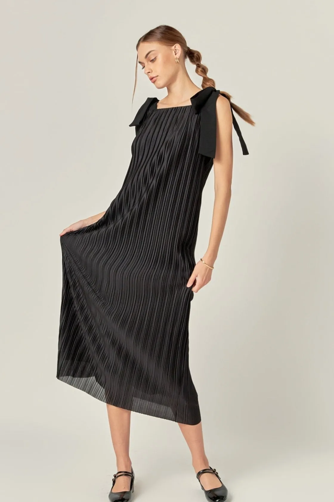 english_factory__bow_deta_3-2.webp ENGLISH FACTORY Tops*- Bow Detailed Pleated Maxi Dress BLACK