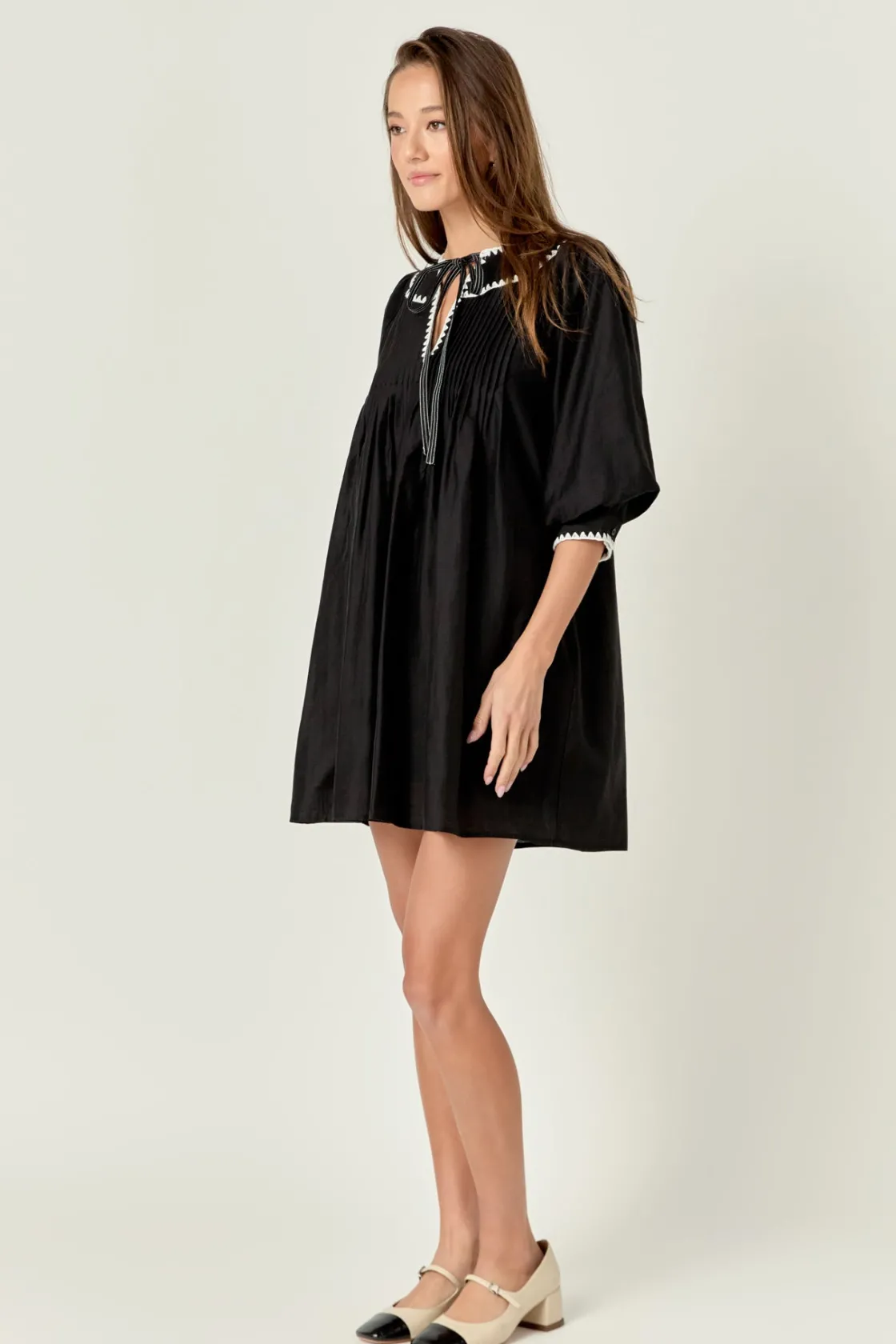 english_factory__embroide_1-3.webp ENGLISH FACTORY Tops*- Embroidery Bow Detailed Mini Dress BLACK/WHITE