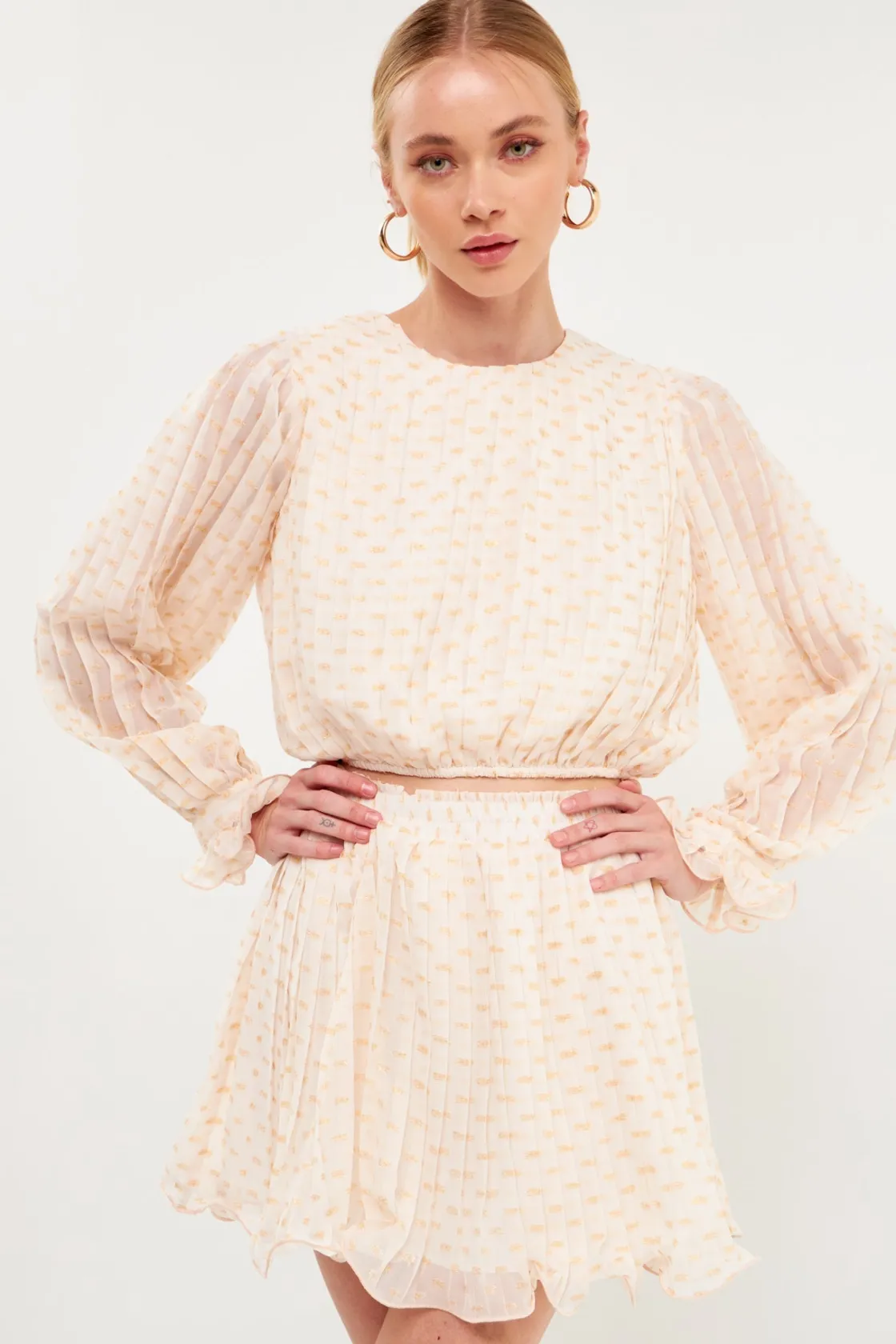 endless_rose__dot_pleated_3.webp ENDLESS ROSE Matching Sets | Shirts & Blouses*- Dot Pleated Blouson Crop Top CREAM