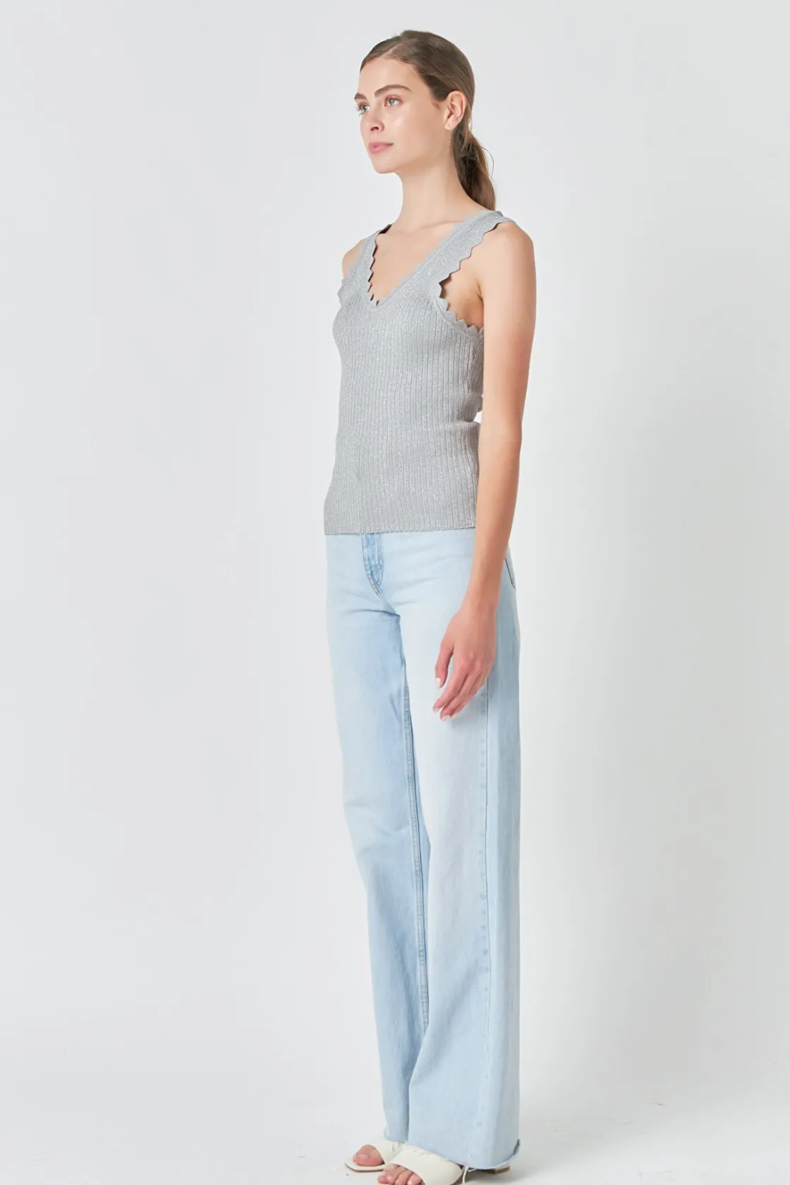 endless_rose__scallop_det_6.webp ENDLESS ROSE Tops*- Scallop Detail Sleeveless Top