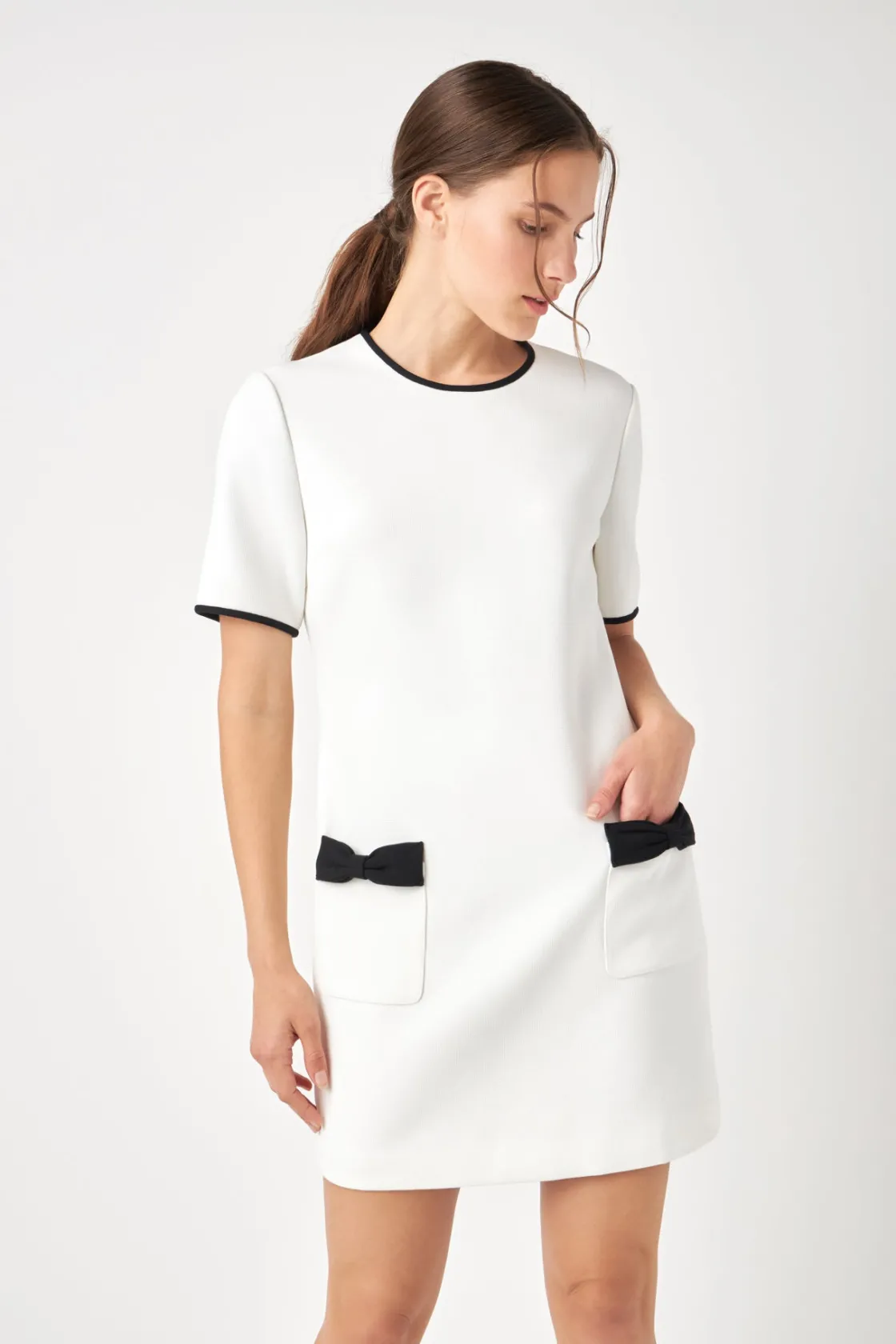 english_factory__contrast_3-19.webp ENGLISH FACTORY Tweed Dresses | Matching Sets*- Contrast Accent Shift Pocket Mini Dress IVORY