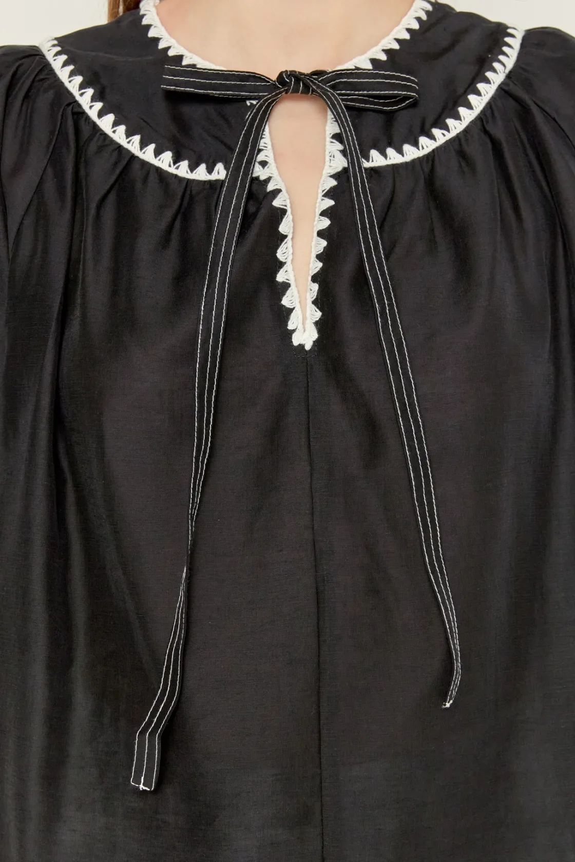 english_factory__embroide_0-3.webp ENGLISH FACTORY Tops*- Embroidery Bow Detailed Top BLACK/WHITE