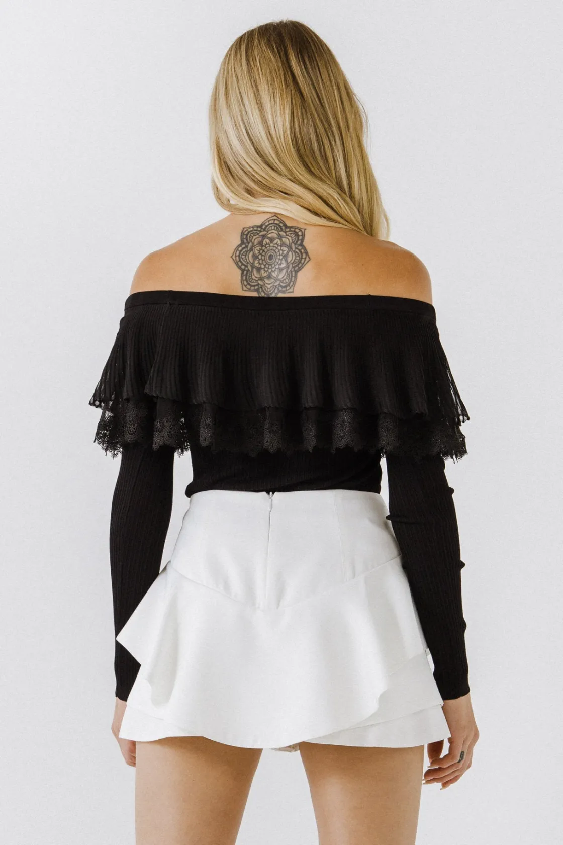 english_factory__lace_ruf_7.webp ENGLISH FACTORY Sweaters & Knits | Tops*- Lace Ruffle Off-The-Shoulder Top