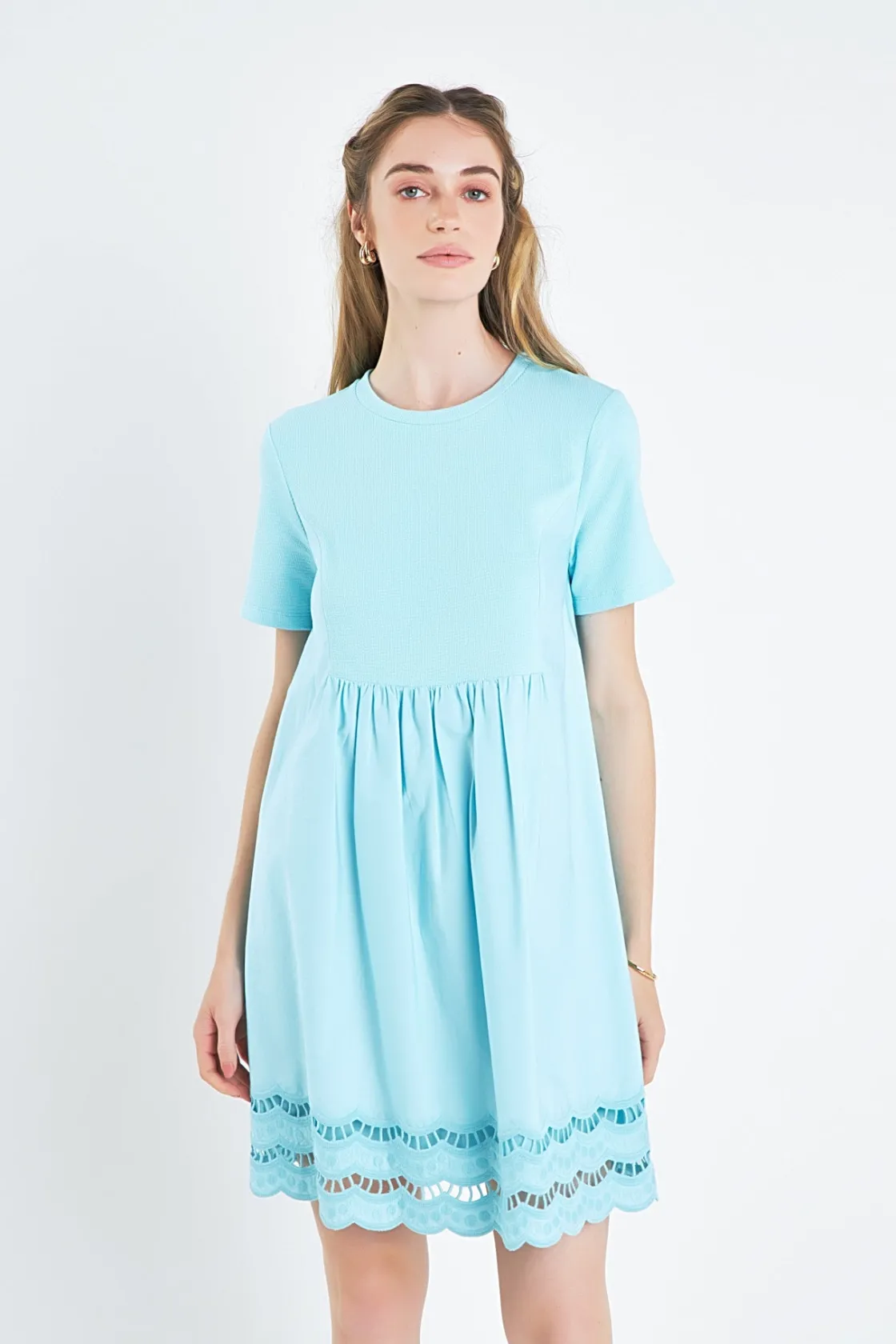 english_factory__mixed_me_13-14.webp ENGLISH FACTORY Lace Dresses | White Dresses*- Mixed Media Scallop Lace Mini Dress