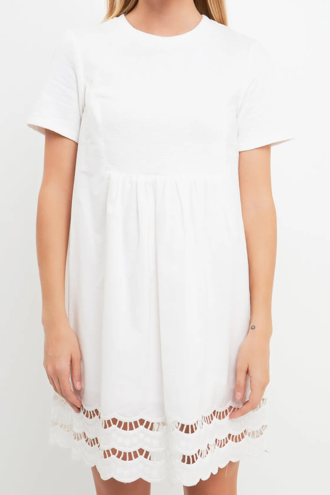 english_factory__mixed_me_18-7.webp ENGLISH FACTORY Lace Dresses | White Dresses*- Mixed Media Scallop Lace Mini Dress