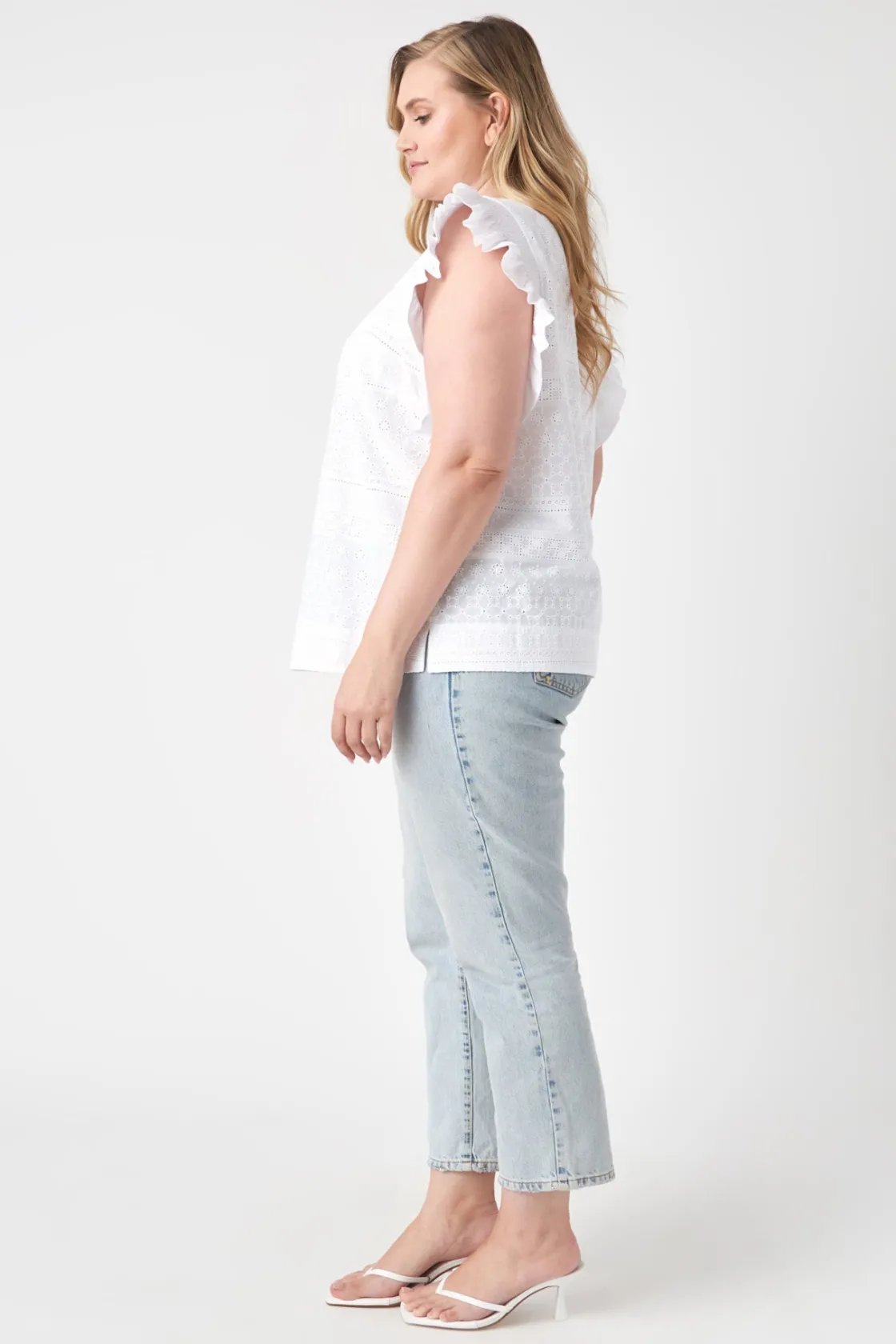 english_factory__plus_siz_1-17.webp ENGLISH FACTORY Tops*- Plus Size Ruffle Sleeve Embroidered Cotton Top WHITE