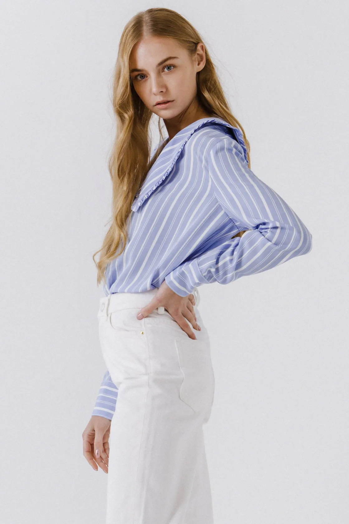 english_factory__ruffledc_6.webp ENGLISH FACTORY Shirts & Blouses*- Ruffled-Collar Striped Shirt