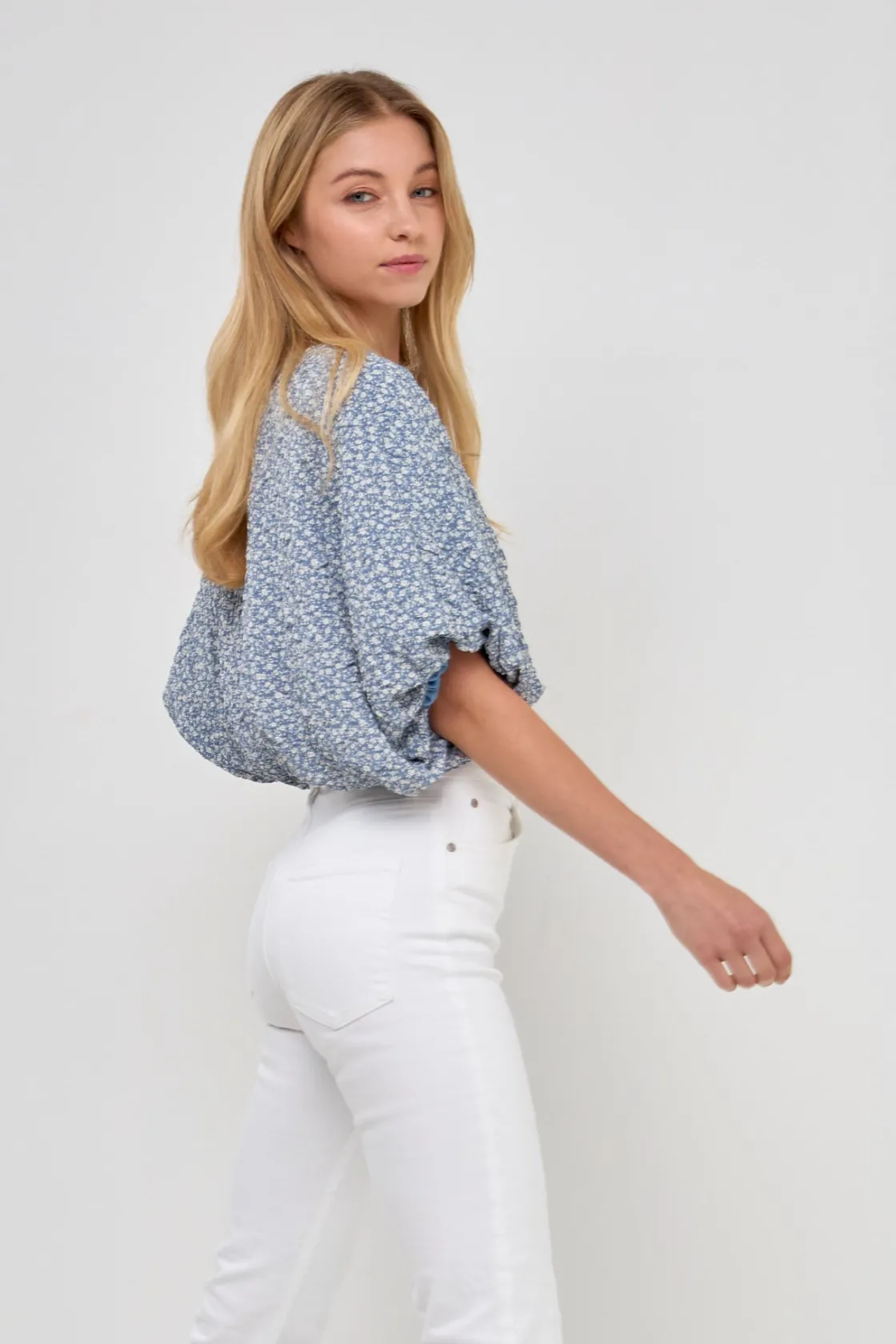 english_factory__women_wo_3-5.webp ENGLISH FACTORY Tops*- Women Woven Cropped Puff Blouse